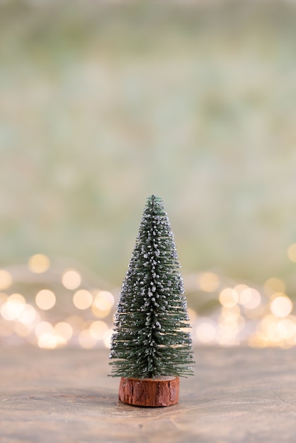 Árvore de Natal colorida em fundo verde e bokeh