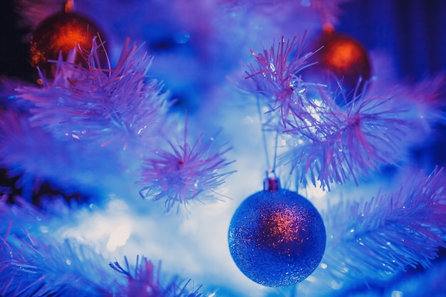 Árvore de Natal com bola e luzes de neon