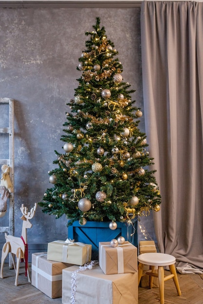 Árvore de Natal com bolas coloridas e caixas de presente no quarto