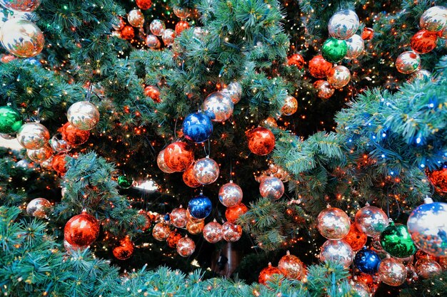 Árvore de Natal com bolas no mercado de Natal em Berlim de inverno, Alemanha.