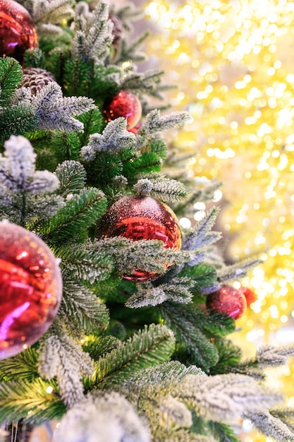 Árvore de Natal com bolas vermelhas. Fundo de celebração de ano novo de conceito. Foto aproximada da árvore de natal decorada com bolas vermelhas