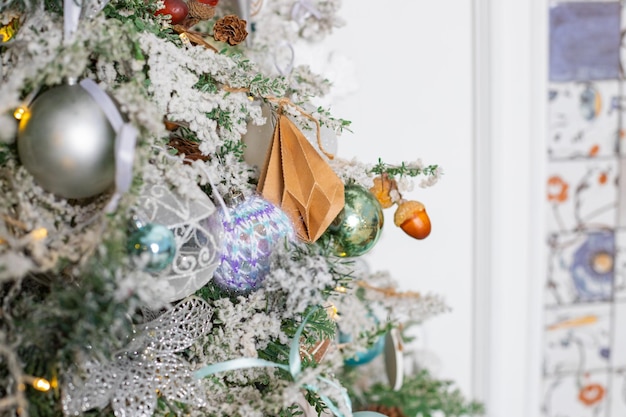 Árvore de natal com brinquedos azuis e prateados festivamente decorados árvore de natal com guirlandas símbolo de