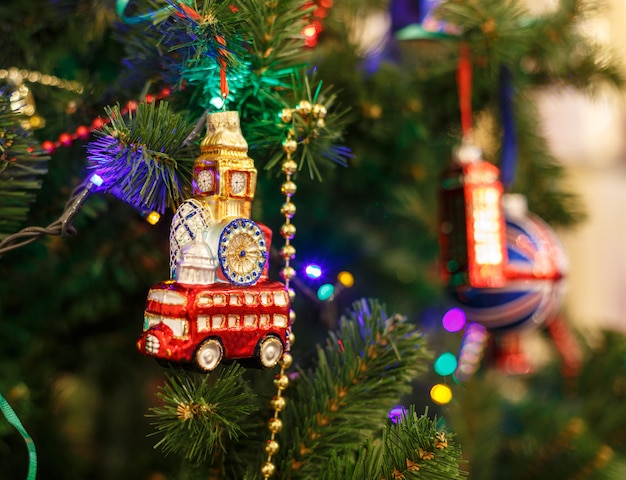 Árvore de Natal com brinquedos de Natal em forma de Big Ben