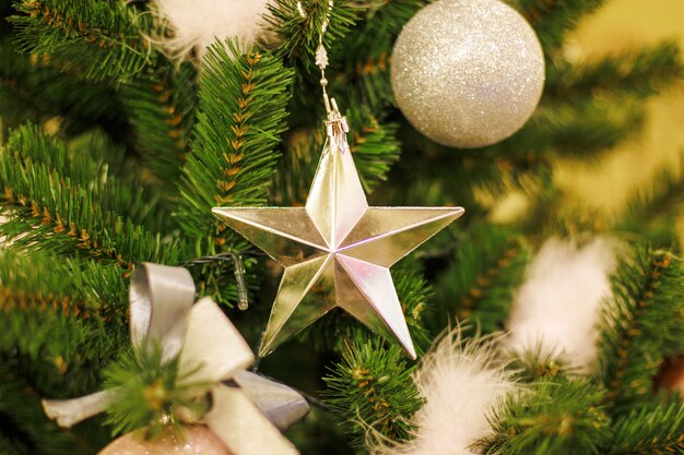 Árvore de Natal com brinquedos de Natal. Fundo de comemoração de ano novo. Foto closeup de árvore de Natal decorada com brinquedos de Natal