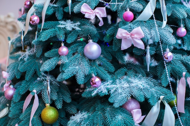 Árvore de Natal com brinquedos e bolas.