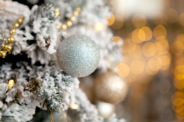 Árvore de Natal com brinquedos e neve decorativa para um feliz ano novo