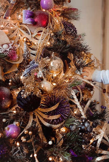 Árvore de Natal com brinquedos e presentes de Natal.