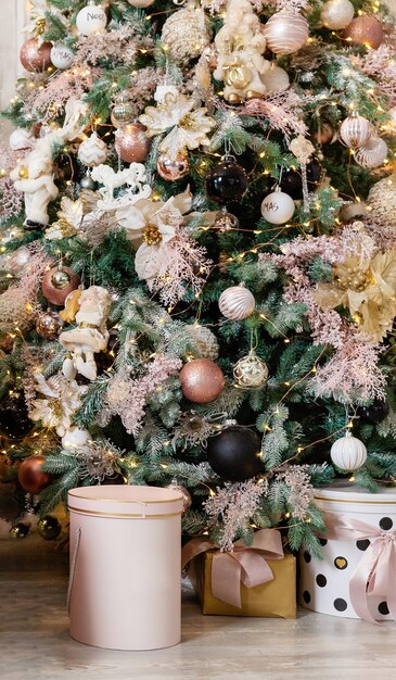 Árvore de Natal com brinquedos e presentes de Natal.