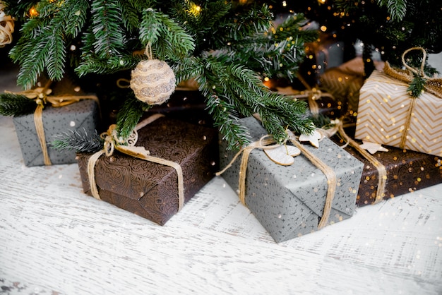 Árvore de natal com brinquedos e presentes