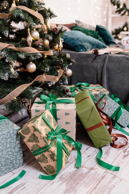 Árvore de Natal com brinquedos e uma guirlanda com presentes embaixo. Atmosfera caseira acolhedora.