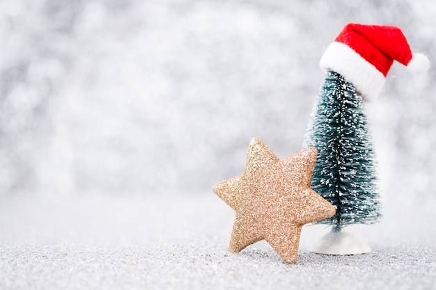 Árvore de Natal com chapéu de Papai Noel e estrela