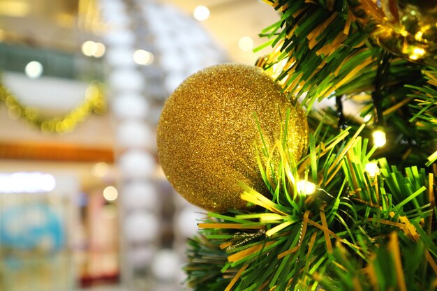 Árvore de Natal com decoração, bola de ouro. Foco seletivo.