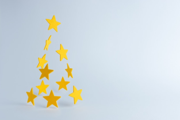 Árvore de natal com decoração de estrelas amarelas