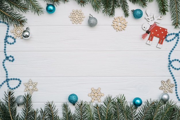 Árvore de Natal com decoração e brilhos em fundo de madeira. Fundo de Natal na mesa de madeira branca