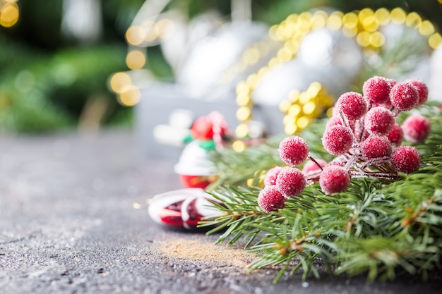 Árvore de Natal com decoração em fundo escuro brilhante