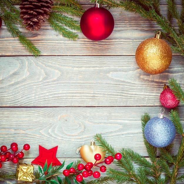 Árvore de Natal com decoração em uma placa de madeira. Brinquedo de natal. Ano Novo. copyspace