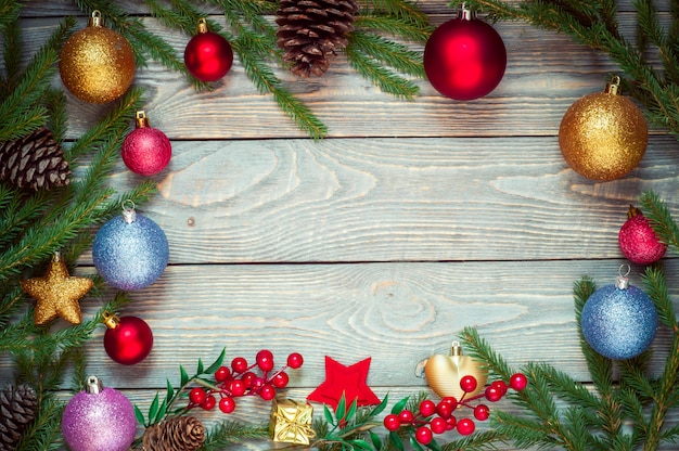 Árvore de Natal com decoração em uma placa de madeira. Brinquedo de natal. Ano Novo.