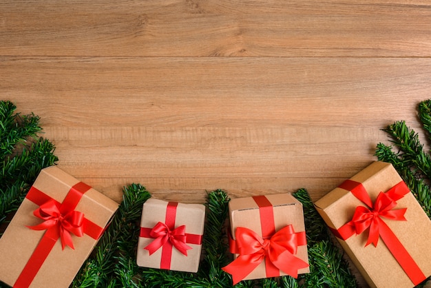 Árvore de Natal com decoração na mesa de madeira