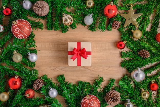 Árvore de Natal com decoração na mesa de madeira