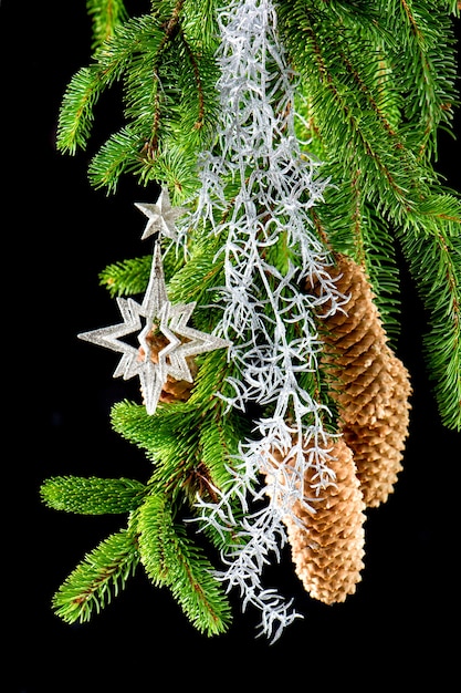 Árvore de Natal com decoração prata brilhante sobre fundo preto. ornamentos festivos. conceito de cartão