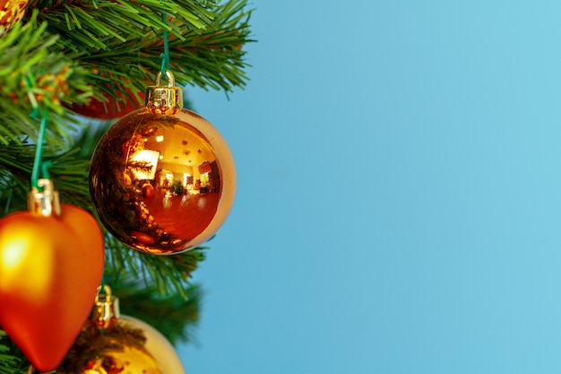 Árvore de Natal com enfeites dourados fechar sobre fundo azul