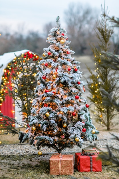 Árvore de natal com enfeites e neve