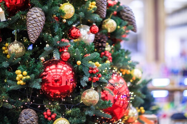 Árvore de Natal com enfeites perto de uma lareira com LightsxA