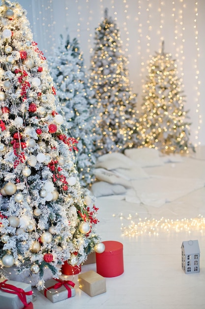 Árvore de natal com enfeites vermelhos e brancos