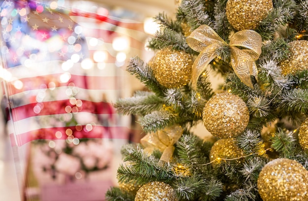 Árvore de Natal com espaço para cópia e bandeira dos EUA em fundo desfocado