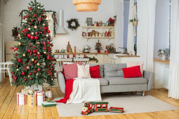 Árvore de Natal com interior em estilo escandinavo