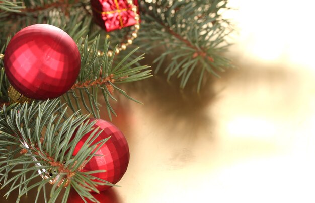 Árvore de natal com lindas bolas de ano novo na mesa