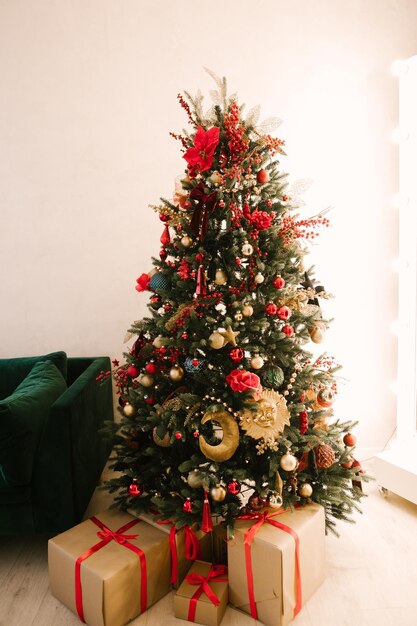 Árvore de natal com lindos brinquedos elegantes decoração de natal e ano novo