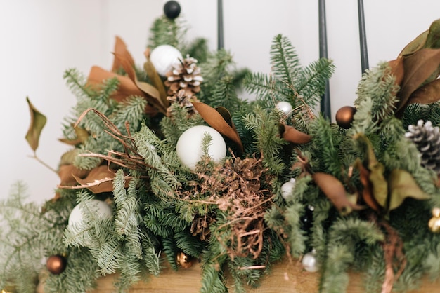 Árvore de natal com lindos brinquedos elegantes decoração de natal e ano novo