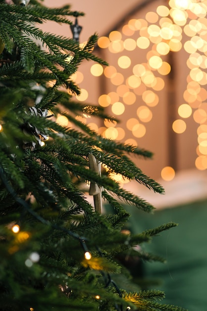 Árvore de natal com lindos brinquedos elegantes decoração de natal e ano novo