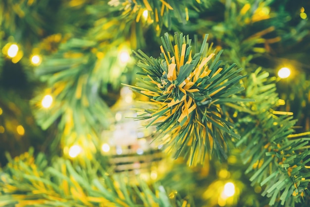 Árvore de natal com luzes decoradas