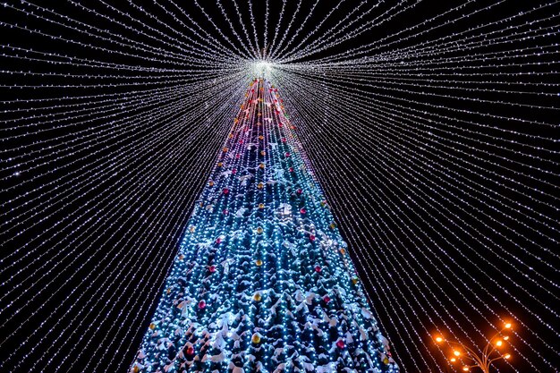 Árvore de Natal com luzes no fundo do céu noturno