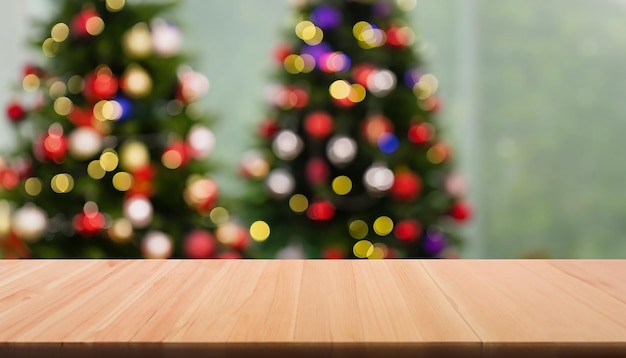 Árvore de Natal com mesa de madeira superior e desfoque de fundo antes do dia de Natal