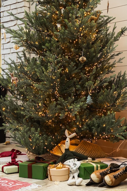 Árvore de natal com presentes e céu no interior da sala de estar