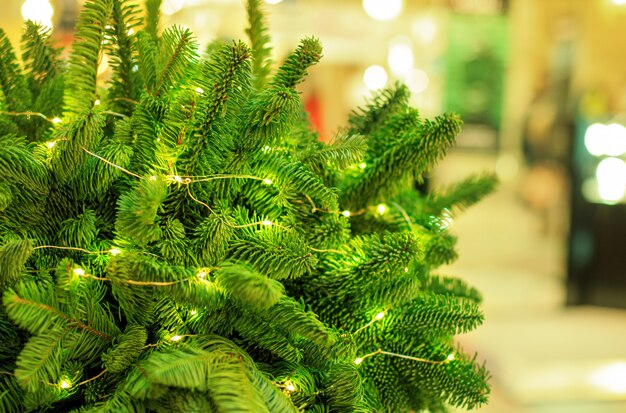 Árvore de Natal com um close de festão. Fundo de comemoração de ano novo.