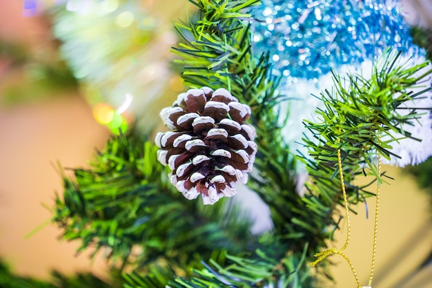 Árvore de Natal com uma bela decoração de Natal em fundo desfocado, bokeh, close-up, espaço de cópia (espaço de texto)