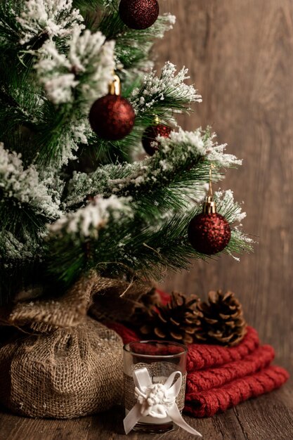 Árvore de Natal com velas e cones Composição de Natal Véspera de Natal