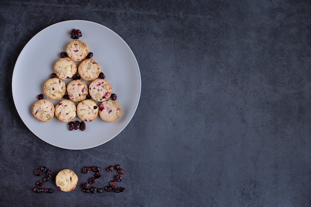 Árvore de Natal comestível feita de biscoitos em um fundo escuro Figuras criativas 2022 Espaço para texto