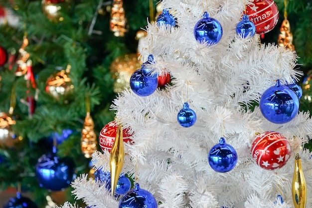 Árvore de natal (cor branca e verde) e decoração de ano novo na loja de departamentos.