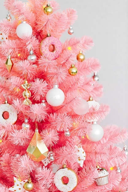 Árvore de Natal cor-de-rosa e decorações de Natal brancas e douradas. Fundo de Natal. Feliz ano novo e conceito de Natal de Natal.