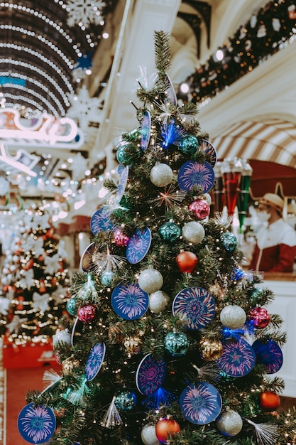 Árvore de Natal criativa com brinquedos de Natal coloridos Bela decoração de Natal Feriado de inverno