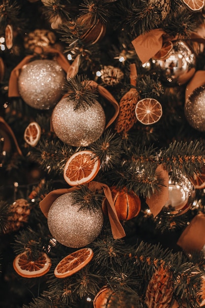 Árvore de Natal criativa decorada com laranjas secas, pinhas, pinhas, bolas douradas Detalhes mágicos e aconchegantes