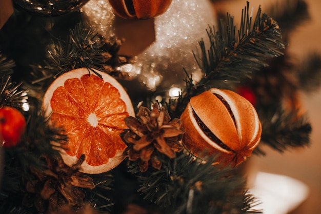 Árvore de Natal criativa e interessante decorada com pinhas de laranjas secas Detalhes aconchegantes mágicos