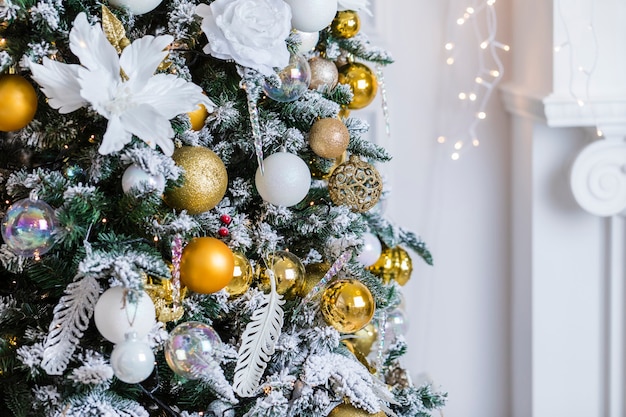 Árvore de Natal da neve decorada com brinquedos e balões.