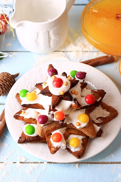 Árvore de Natal de biscoitos caseiros de gengibre