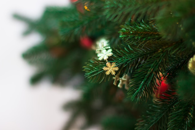 Árvore de Natal de cartão de ano novo decorada com bolas de ouro e vermelhas Vista superior